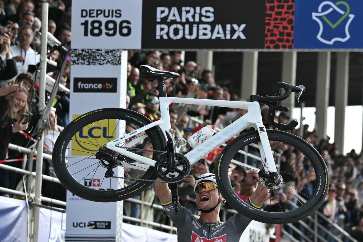Mathieu van der Poel oslavuje triumf na Paríž -...