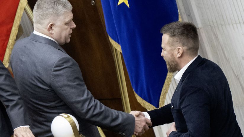 Zľava premiér Robert Fico (Smer) a poslanec a...