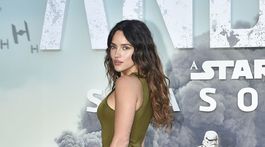 Adria Arjona v kreácii Saint Laurent