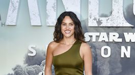 Adria Arjona v kreácii Saint Laurent