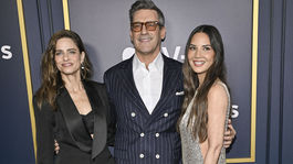 Amanda Peet (vľavo) a Olivia Munn s kolegom Jonom Hammom