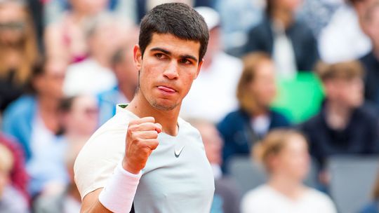 Vzdor Maďara trval len jeden set, Španiel Alcaraz kráča v Paríži za obhajobou titulu