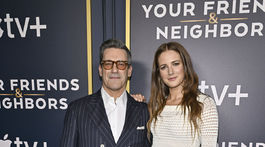Herec Jon Hamm a jeho životná partnerka Anna Osceola.
