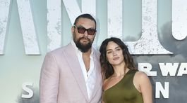Jason Momoa a jeho partnerka Adria Arjona