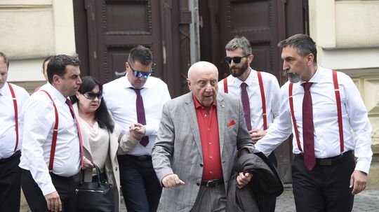 Félix Slováček a v pozadí za ním jeho manželka...