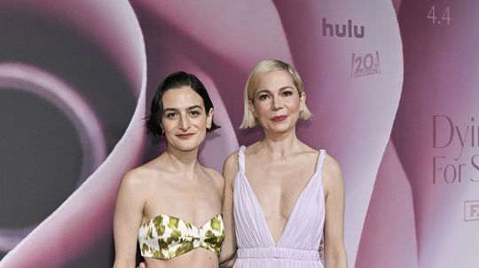 Herečky Jenny Slate (vľavo) a Michelle Williams...