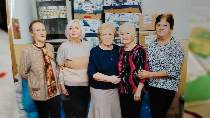 Spoločná fotografia tímu piatich dobrovoľníčok...