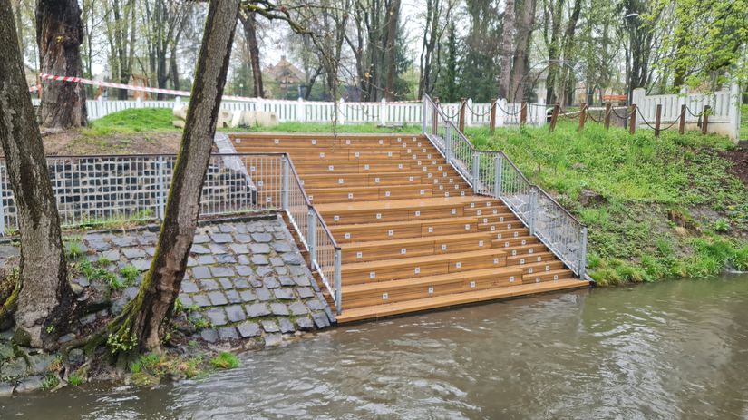 Neskolaudované schodisko k vode v mestskom...