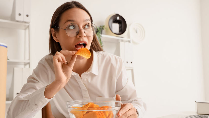 žena, chips, čipsy, lupienka, strava, jedlo