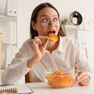 žena, chips, čipsy, lupienka, strava, jedlo