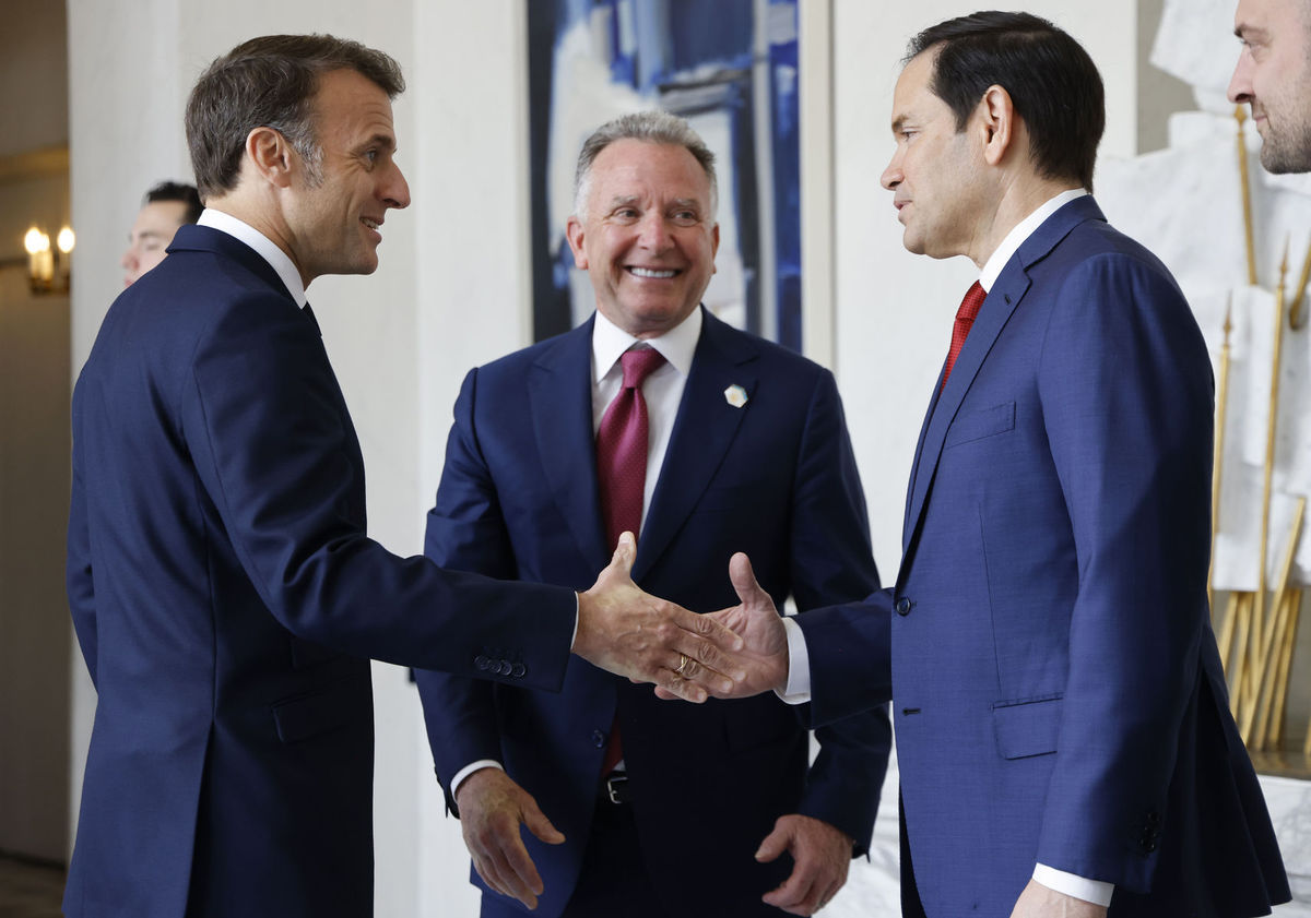 Francúzsky prezident Emmanuel Macron (vľavo),...
