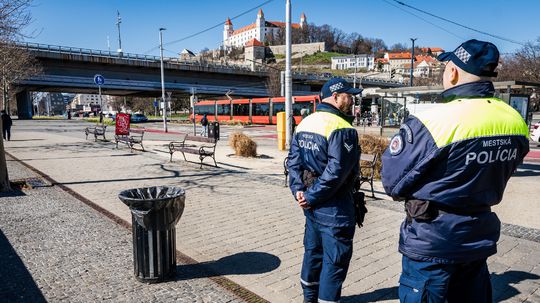 VIDEO: Šlofík v Bratislave nie je dobrý nápad. Môžu vás okradnúť. Zlodej však netušil, že ho sníma polícia
