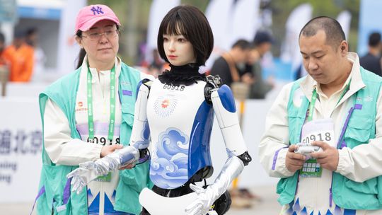 robot, čína, polmaratón