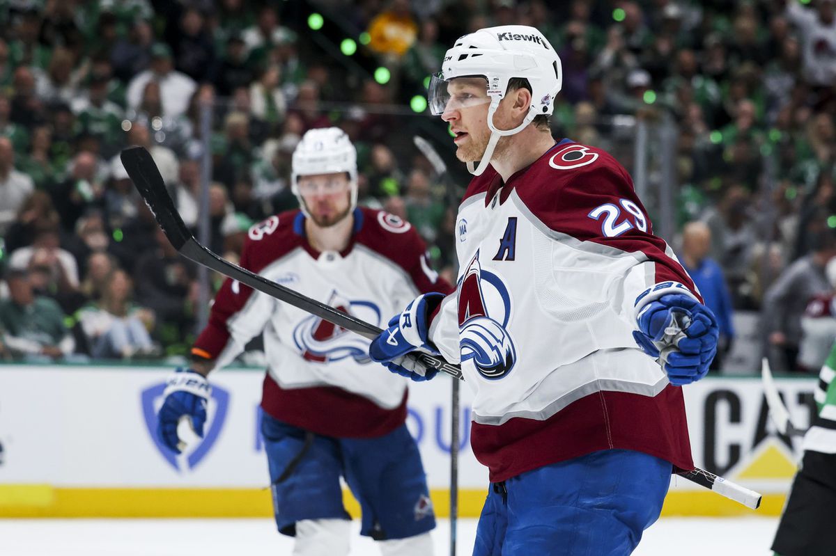 Nathan MacKinnon v drese Colorada Avalanche.