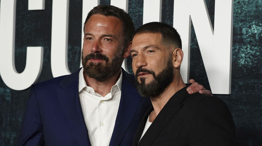 Herci Ben Affleck (vľavo) a Jon Bernthal na...