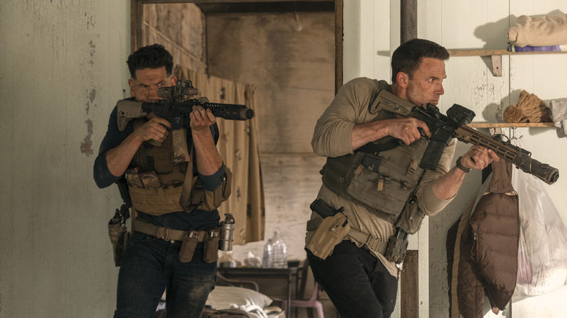 Brax (Jon Bernthal) a Christian Wolff (Ben...