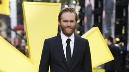 Herec Wyatt Russell pózuje fotografom. 