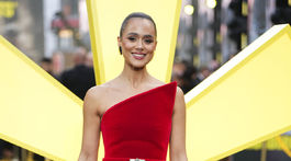 Herečka Nathalie Emmanuel v kreácii David Koma. 
