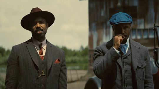 Dvojčatá Stack a Smoke (Michael B. Jordan) sa...