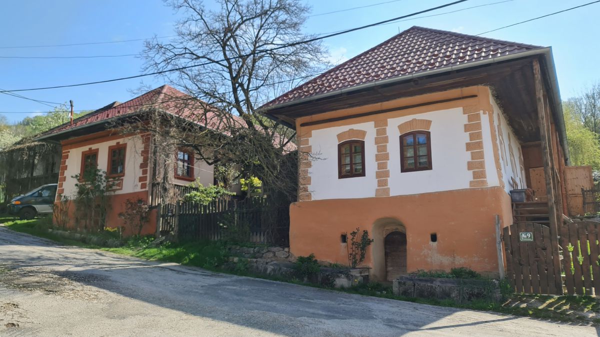 Tradičné domy v Brdárke, ktoré zachránilo OZ...