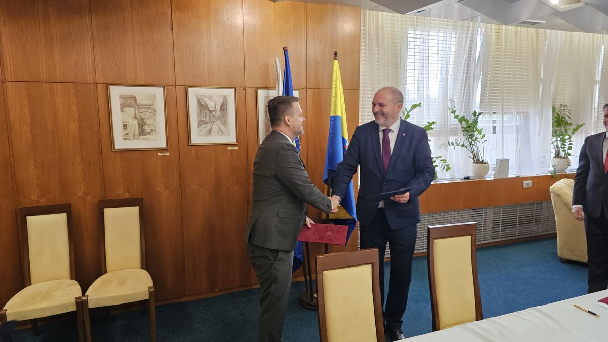 Samuel Migaľ a Jaroslav Polaček po podpise...