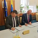 Samuel Migal a Jaroslav Polacek pri podpise memoranda