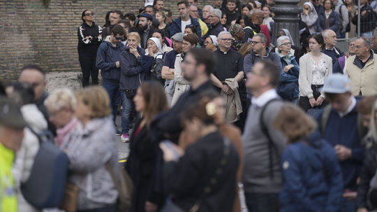 Ľudia čakajú v rade na Svätopeterskom námestí,...