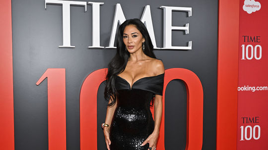 Speváčka a herečka Nicole Scherzinger v kreácii...