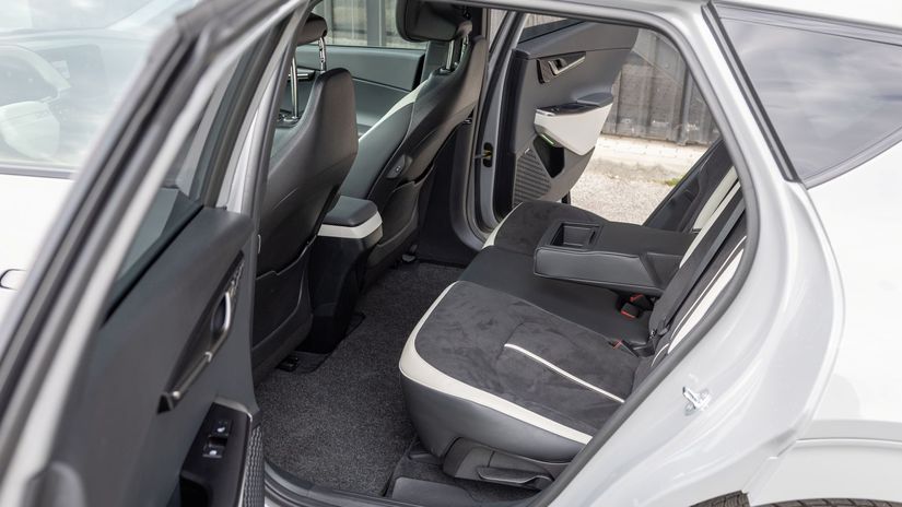 Vzadu je dostatok miesta na nohy, veď rázvor...