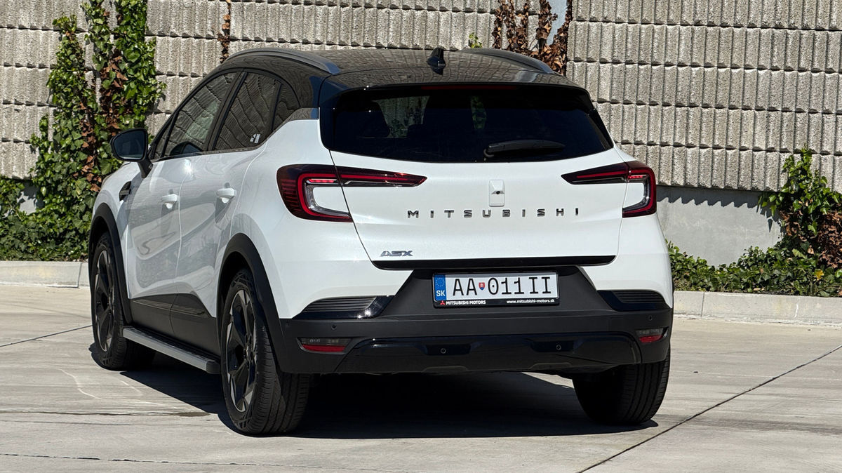Pri pohľade zozadu ASX príbuznosť s Renaultom...