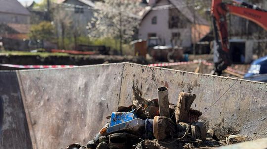 Na snímke kontajner so zničenými predmetmi po...