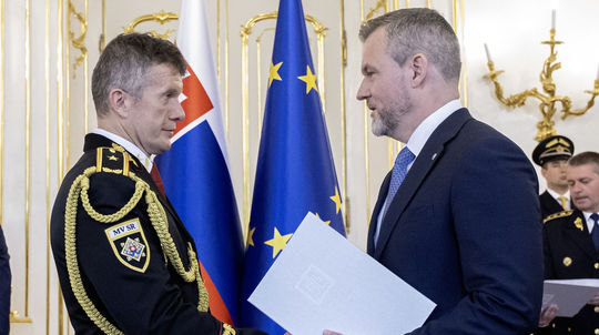 Na snímke zľava vymenovaný do hodnosti generála...