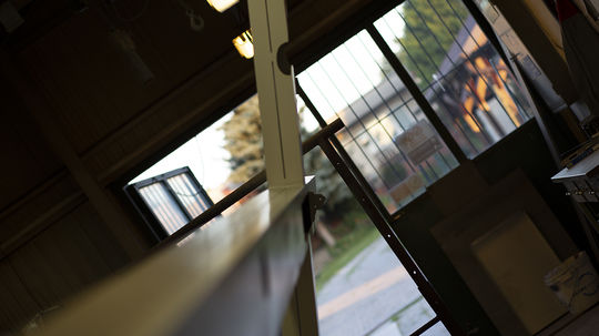 Hliníkový kríž vyrobili v dielni v Zálesí, na...