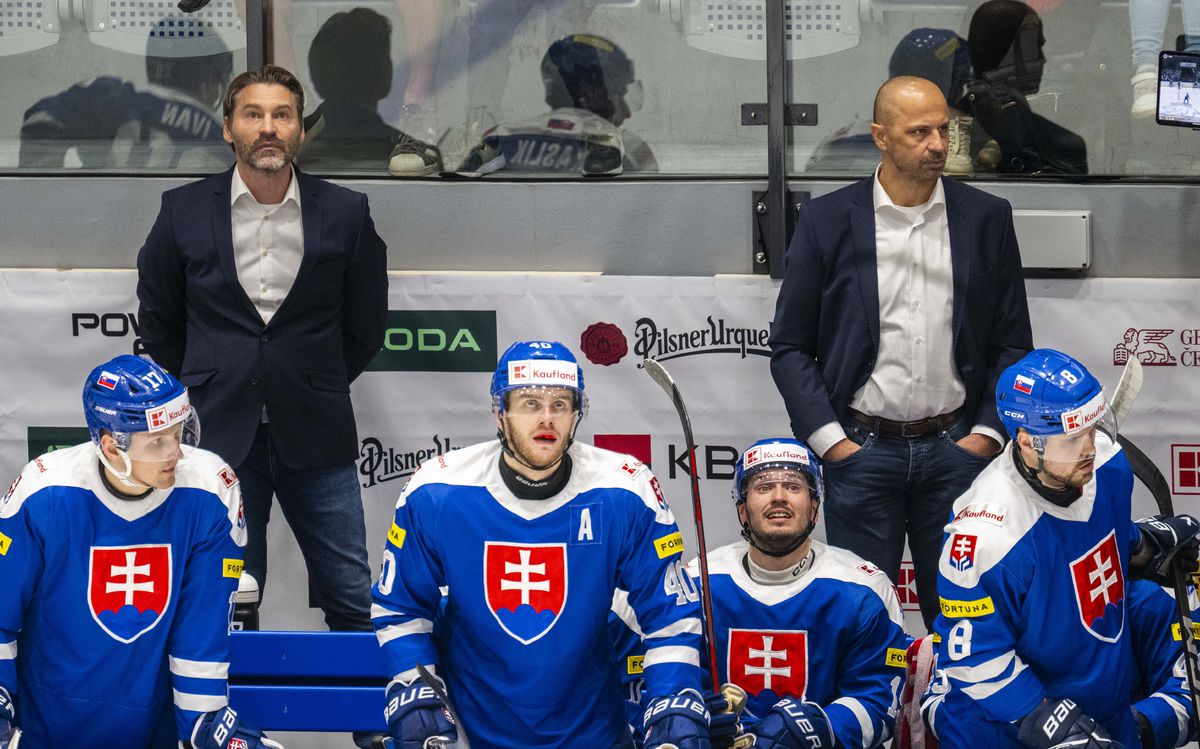 Vladimír Országh (v pozadí vľavo) sleduje zo...