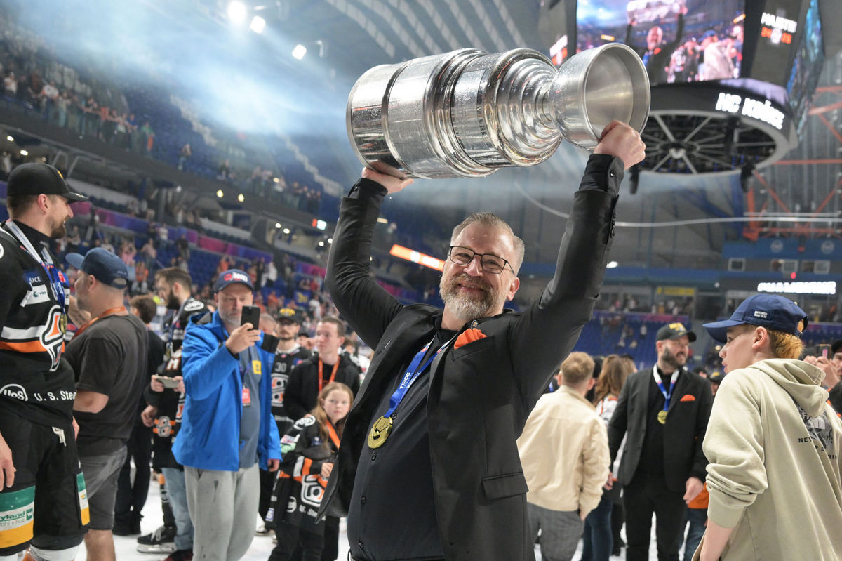 Tréner Košíc Dan Ceman s majstrovskou trofejou.