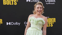 Herečka Florence Pugh v kreácii Alexander McQueen. 