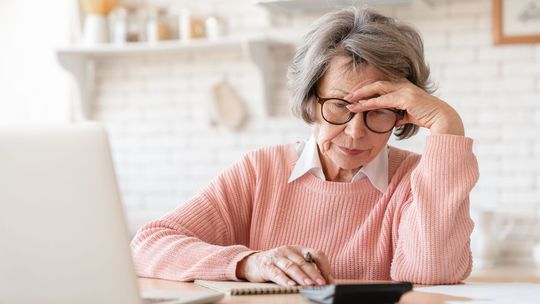 Predávala posteľ za 70 eur, prišla o viac ako 12-tisíc. Seniorku oklamal falošný záujemca cez bazár