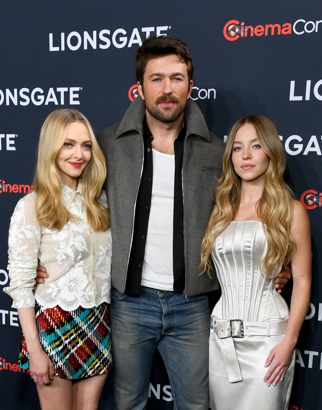 Zľava: Herečka Amanda Seyfried, herec Brandon...