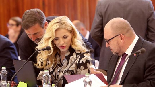 Minister nie je najlepšie platenou funkciou v rezorte. Podriadení Šimkovičovej a Suska zarobili viac ako ich šéfovia