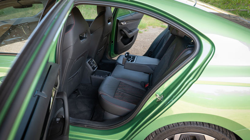 Aj na zadných sedadlách je RS dostatočne...