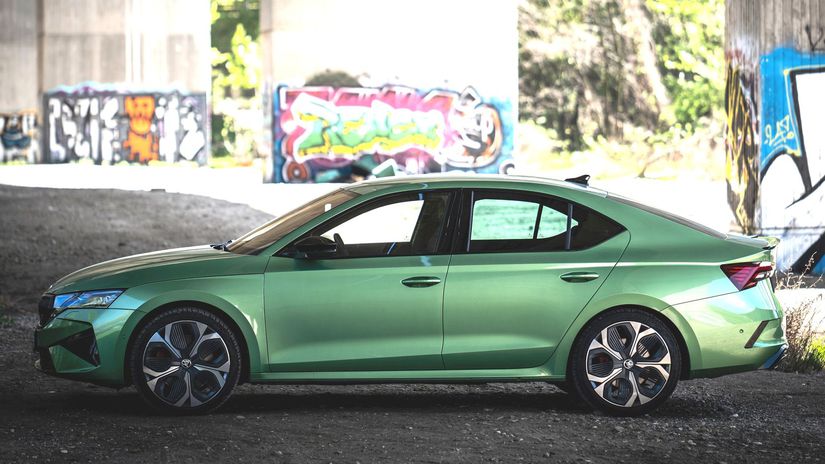 Octavia RS má o 15 mm znížený podvozok a na...