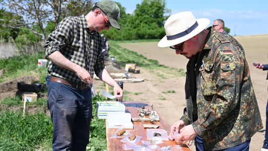 Na snímke zľava archeológovia Matúš Sládok a...