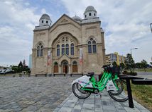 Stojisko zdielanych bicyklov pred synagogou v Lucenci