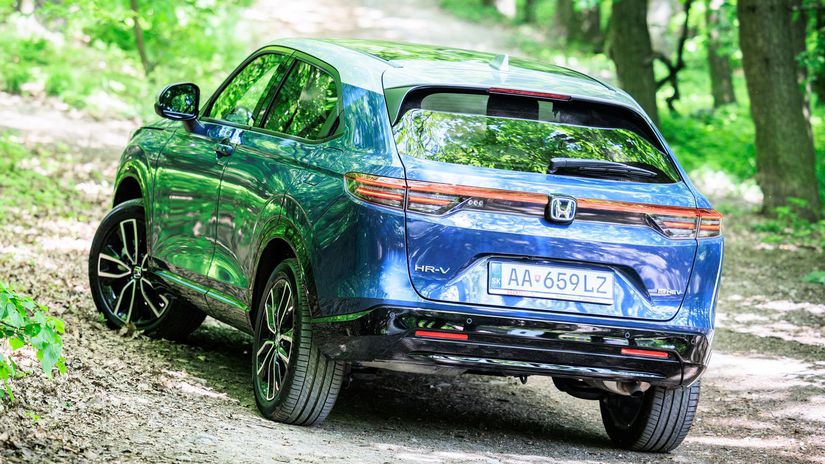 Vzadu dostalo HR-V novú, jednoduchšiu grafiku...