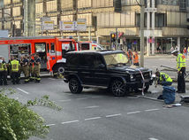 Stuttgart, auto, náraz, dav
