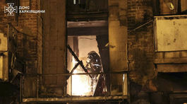 Hasič hasí požiar po ruskom dronovom útoku na...