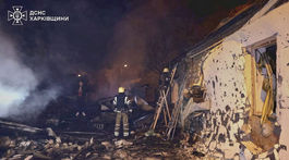 Hasič hasí požiar po ruskom dronovom útoku na...