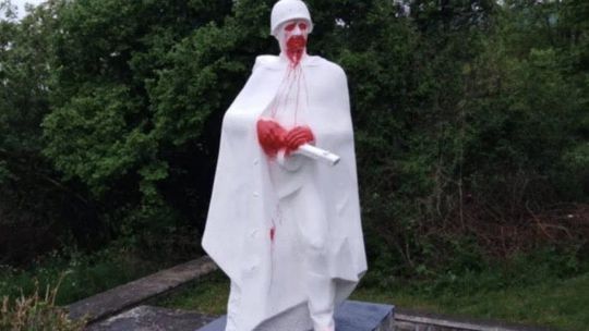 Ďalší prípad vandalizmu na pamiatkach Červenej armády, neznámy páchateľ poškodil sochu vojaka v Novej Bošáci
