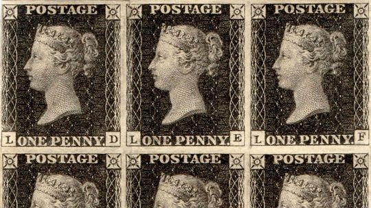 Pred 185 rokmi sa začala používať prvá poštová známka na svete. Bola na nej vyobrazená kráľovná Viktória