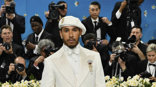 Pretekár Lewis Hamilton v kreácii od dizajnérky...